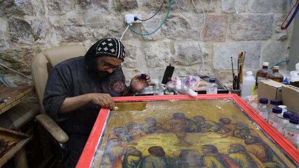 لمسات فنية مصرية عبرت من الصعيد إلى القدس.. راهب قبطي يرمم الأيقونات الأثرية في أورشليم محط أنظار العالم