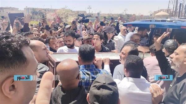 لحظة مؤلمة لا تُنسى.. بكاء وانهيار فى جنازة سليمان عيد
