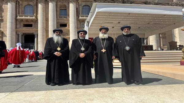 وفد كنسي قبطي أرثوذكسي يحضر جنازة البابا فرنسيس الأول بابا الڤاتيكان