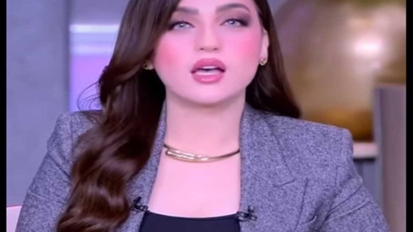 «سقعي لجوزك بطيخة وشيلي البذر».. ياسمين عز تقدم نصائح للزوجات في الصيف