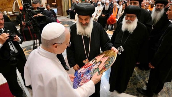 الوفد القبطي يهدي أيقونة رحلة العائلة المقدسة للبابا ليون الرابع عشر في حفل التنصيب