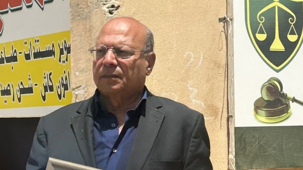 حاملا صورة ابنه .. الناقد الرياضي عصام سالم في محاكمة المتهمين بانفجار الواحات