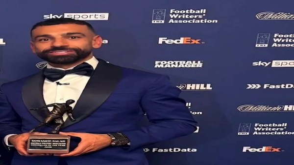 شرف عظيم.. محمد صلاح يعلق على فوزه بجائزة أفضل لاعب في العام