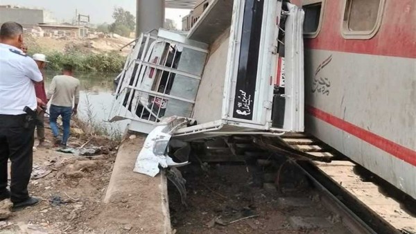 تصادم قطار «المرج– شبين» بسيارة نصف نقل.. مصدر يكشف تفاصيل الحادث