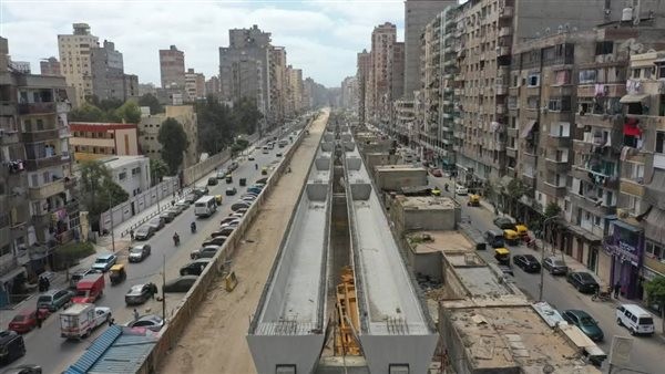 أعمال تركيب كمرات المرحلة الأولى من مشروع مترو الإسكندرية.. صور