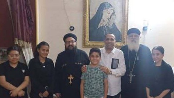 وكيل دينية الشيوخ يمنح وظيفة ومنحة دراسية لأبناء منال نجيب ضحية العنف الأسري.. القمص يوأنس: الأسرة ستحظى برعاية كاملة من الكنيسة