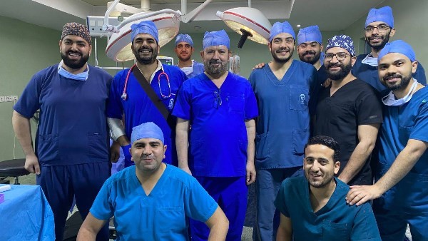 كاد يفقد حياته.. استخراج بطارية من مريء صغير بمستشفى أطفال بنها
