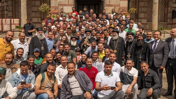 البابا تواضروس الثاني يلتقي أبناء الكنيسة القبطية في صربيا