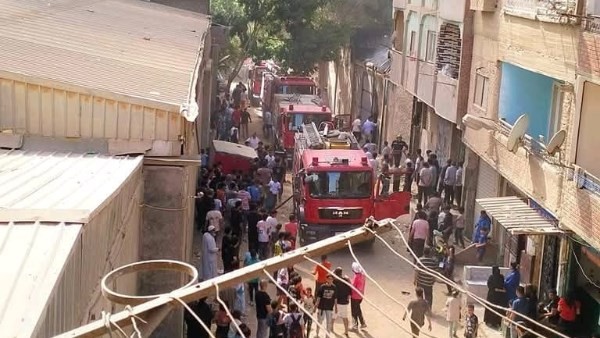 إخلاء عقارين مجاورين لموقع حريق مصنع بالسلام