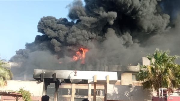 إصابة 5 أشخاص باختناق في حريق مصنع بلاستيك بأكتوبر
