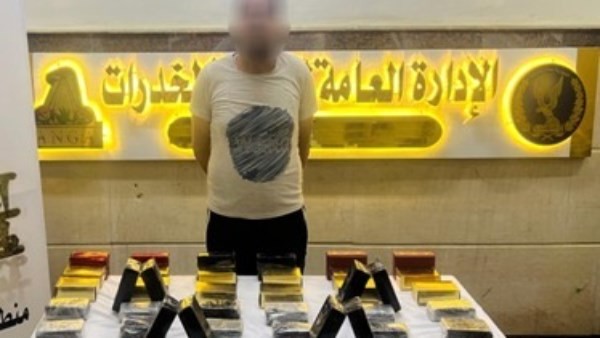 مصرع عنصر شديد الخطورة وضبط آخرين من تجار المخدرات في السويس ودمياط