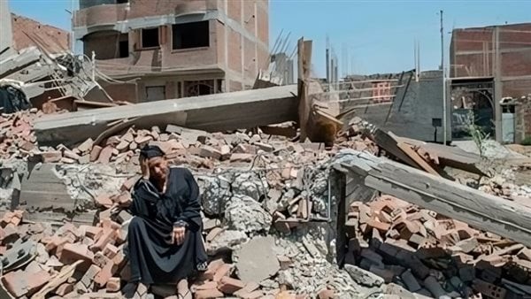 انهيار سقف وتصدع عقار وهروب من البلكونة، رصد لحظات رعب المصريين أثناء الزلزال (فيديو)