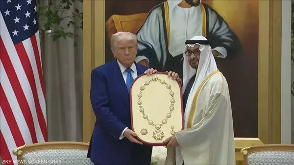 بن زايد يمنح ترامب أعلى وسام في الإمارات