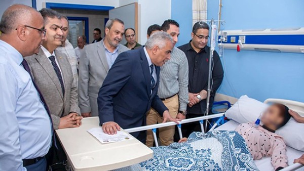 خروج الجميع ما عدا 4 حالات.. رئيس جامعة طنطا يتفقد طالبات علوم الرياضة بعد وعكة الامتحان