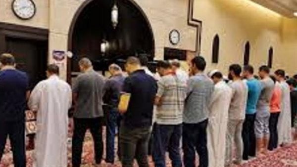 مقطع يطالب بمنع العمال من الصلاة في المسجد يثير الغضب، والنشطاء: قلة حياء (فيديو)