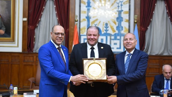 الموظف الأمين.. رفض رشوة سنوية 2 مليون جنيه لتسهيل عمل شركة إلحاق عمالة