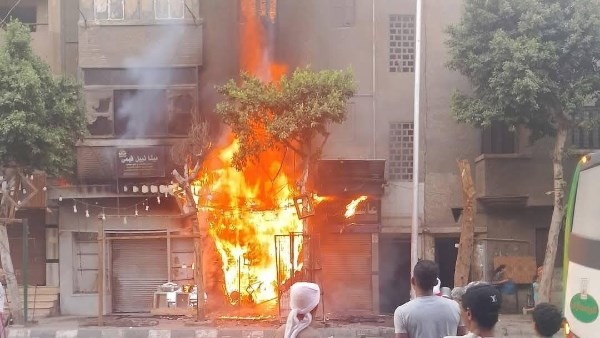 إنقاذ سكان عقار بالزيتون بعد اندلاع حريق في محل تجاري| صور