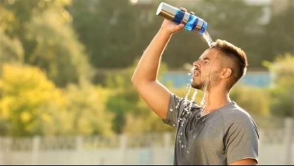 طبيب يحذر من التعرض المباشر لأشعة الشمس خلال الموجة الحارة