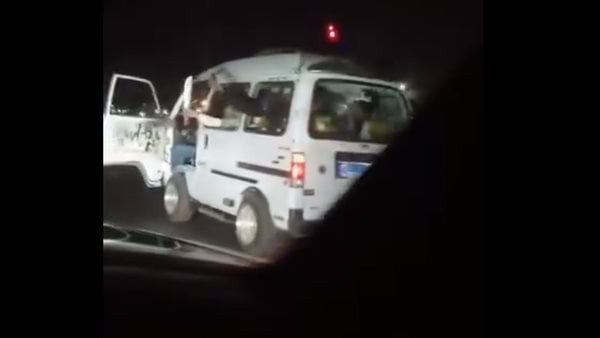 سائق ميكروباص يترنح وبلطجية بـ"السواطير" على الطريق، والنشطاء يحذرون من كارثة (فيديو)