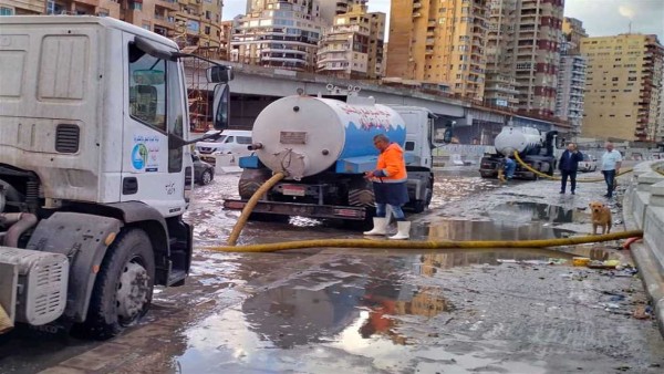 «محدش يطلع السطوح».. الأرصاد تحذر المواطنين وتكشف حقيقة إعصار الإسكندرية (فيديو)