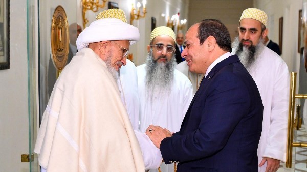 6 صور وفيديو يكشفان تفاصيل لقاء الرئيس السيسي وسلطان البهرة.. أبرز ما دار بينهما