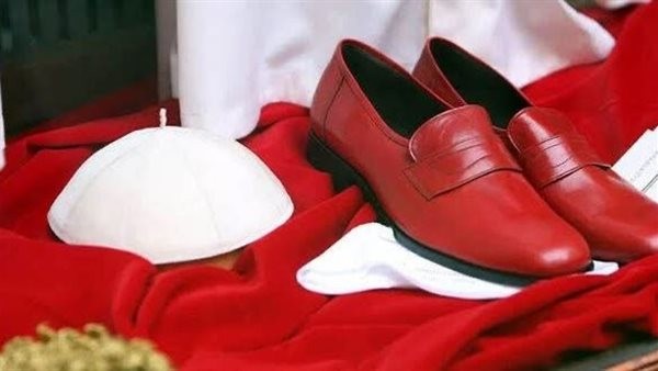 الأحذية الحمراء للبابا.. رمز للشهادة لا ترف الموضة
