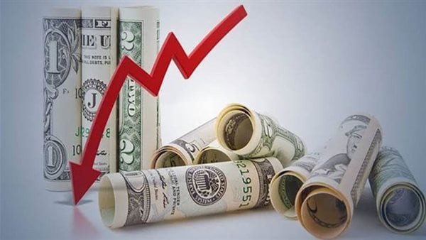 تراجع الدولار بعد عودة رسوم ترامب الجمركية