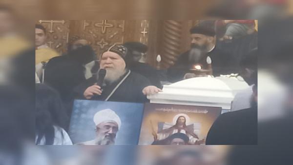 الآف الأقباط بسوهاج يودعون القمص أرسانيوس موريس فى جنازة مهيبة