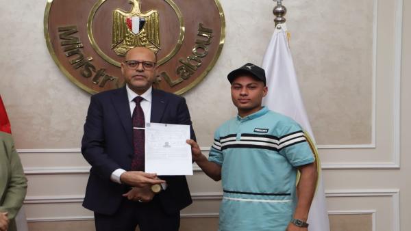 بالصور ..وزير العمل يُسلم عقود عمل للمتقدمين على فرص عمل بالإمارات