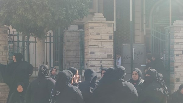 بعد إغلاقه العيادة بالجنازير والهروب.. قرار عاجل من الصحة ضد طبيب المحلة|صور