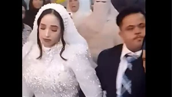 بكاء العروس يفجر الغضب من زواج عريس متلازمة داون، والإفتاء تحسم الجدل (فيديو)