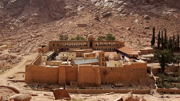 احتجاجاً على حكم قضائي.. رهبان دير سانت كاترين يعلّقون الزيارات