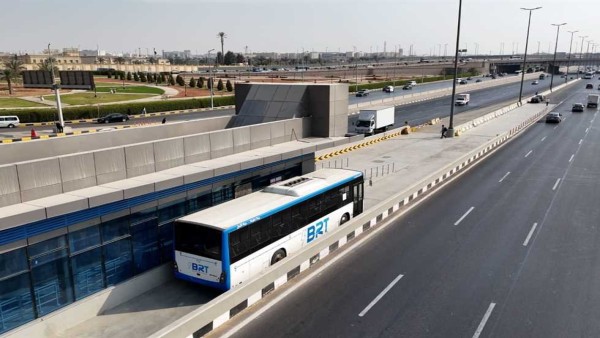 تفاصيل اصطدام مركبة نقل بمسار الأتوبيس الترددي على الدائري