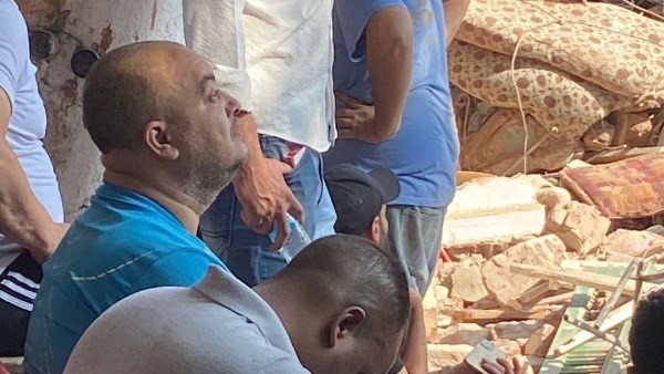 ابني لسه تحت.. لحظة انتظار قاتلة لأب أمام أنقاض عقار السيدة زينب