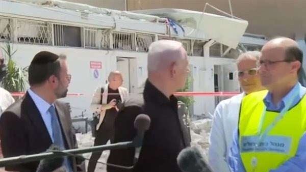 انفجار صاروخي يربك نتنياهو أثناء حديثه عن الوضع الأمني