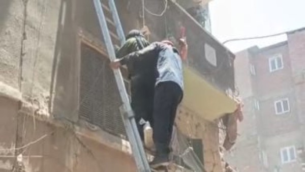 الشرطة تنقذ 13 شخصا من عقار مهدد بالانهيار بجوار منزلى حدائق القبة المنهارين
