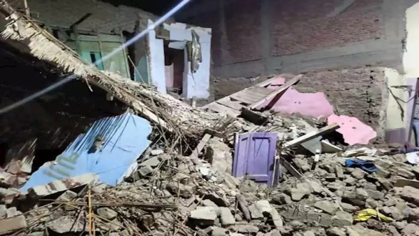 الحماية المدنية تنتشل مصابين من أسفل عقار شبرا مصر المنهار