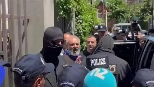 الشرطة الأرمينية تعتقل المطران غالستانيان المناهض لسياسات رئيس الحكومة .. باباين : ما يحدث جنون مطلق وانتهاكا للحريات الدينية