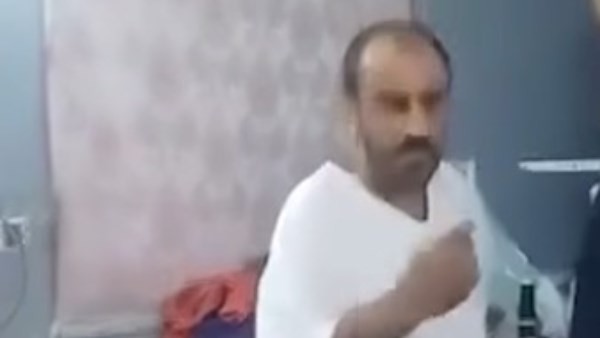 اطلع برا ومش هديلك ولا ريال.. كفيل سعودي يتجاوز في حق عامل مصري ويهدده بآلة حادة