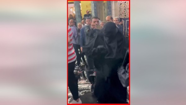 فيديو .. طرد سيدة منتقبة اقتحمت عزاء والد فنان لدعوة النساء إلى الحجاب والنقاب.. خالد منتصر: مرض" الحشرية" سائد في مجتمعنا ويستخدم التعالي العقائدي