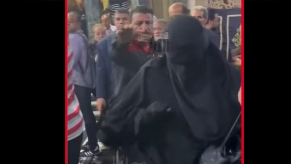 فيديو.. ماهر يوسف يستنكر اقتحام منتقبة لعزاء والد فنان للدعوة للنقاب: التدين الحشري المتطفل طارد السياحة ومعادي الحضارة