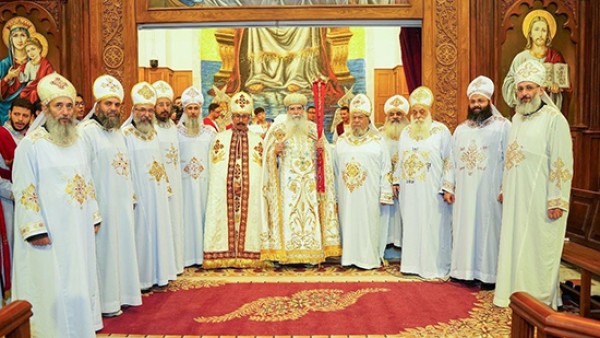 الأنبا يوحنا يرسم كاهنًا جديدًا لكنيسة العذراء بإمبابة باسم القس ديمتري