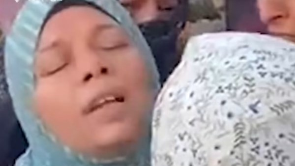 لحظة انهــيار والدة فتاتين من حــادث الطريق الإقليمي: بناتي الاتنين مـاتو مش هشوفهم تاني