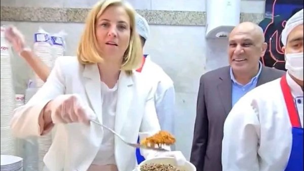جهزت طبقها بنفسها.. وزيرة خارجية النمسا تزور كشري أبو طارق بالقاهرة