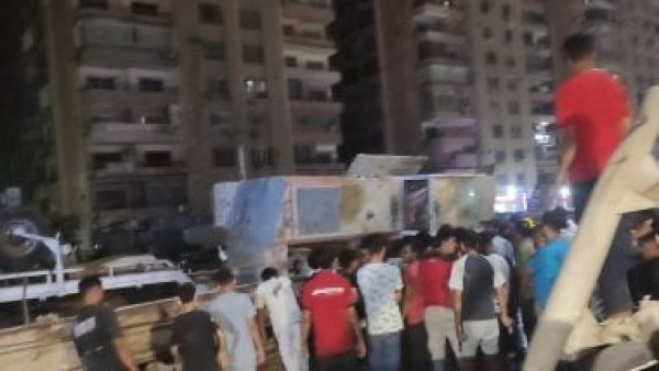 مصرع شخص سقط عليه ونش أثناء تواجده داخل سيارته فى طريق الأوتوستراد.. صور