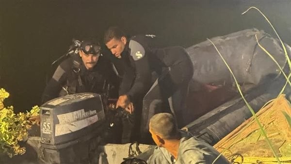مدير أمن أسيوط ينتقل إلى موقع انقلاب تروسيكل يقل 17 شخصا في نهر النيل والبحث عن مفقودين (صور)
