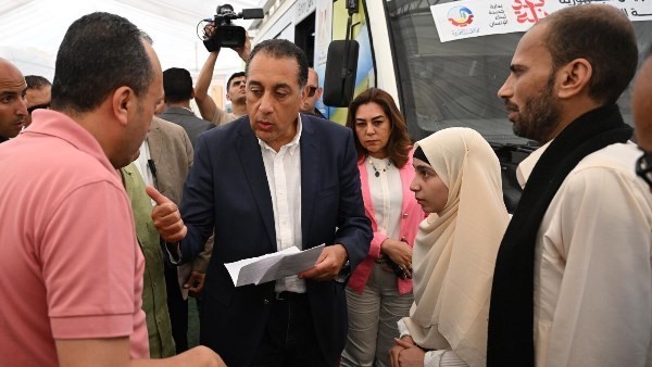 فيديو| لفتة إنسانية من رئيس الوزراء: "علاج بنتنا يكفيني في زيارة اليوم"