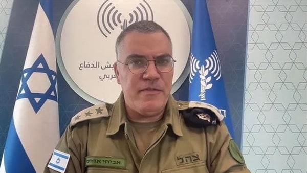 يده ترتجف وصوته عصبي، ظهور أفيخاي أدرعي يثير السخرية، والنشطاء: إحنا لسه في أول الحرب
