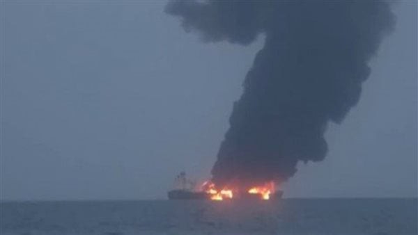 اندلاع النيران في 3 سفن قرب مضيق هرمز بعد تهديد الحوثيين لأمريكا
