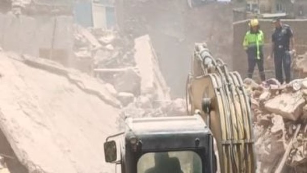 البحث عن 3 مفقودين أسفل عقار السيدة زينب المنهار